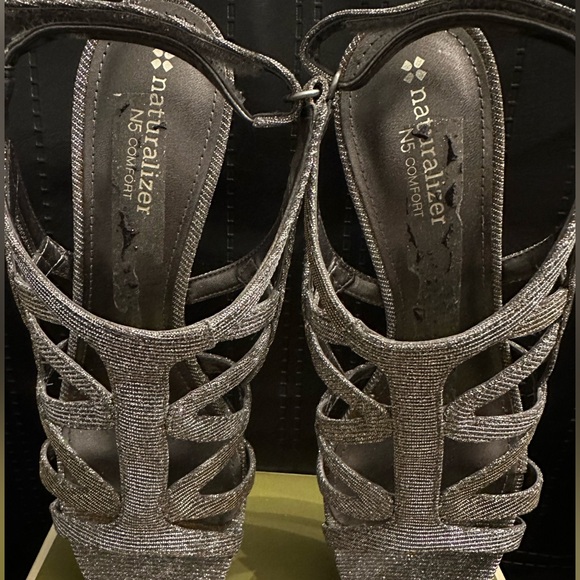 NATURALIZER DANYA OPEN TOE SILVER GLITTER PLATFORM SANDAL HEELS - Picture 5 of 6